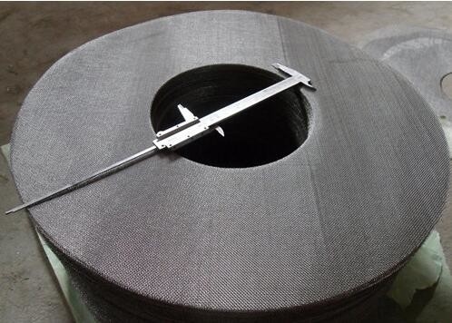 Écran d'extrudeuse à rinçage arrière pour filtrer les impuretés lors de la fusion des produits en plastique