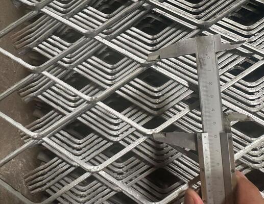 Maille métallique déployée en forme de trou de diamant, épaisseur 0,5-6,0 mm, surface plane pour la décoration