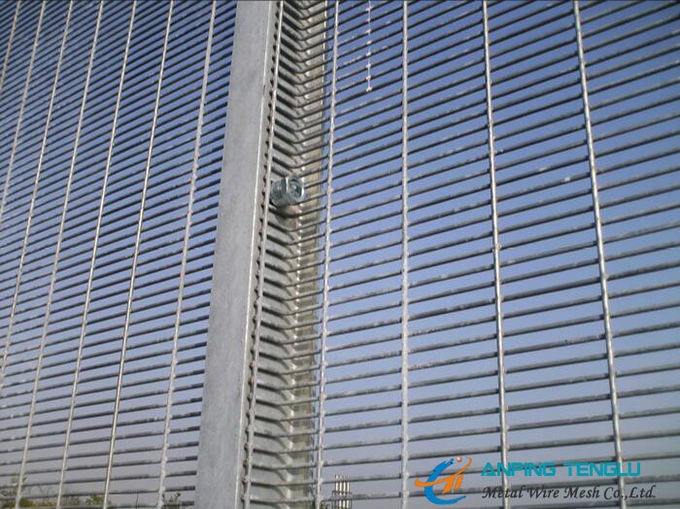 Mesh Used soudé pour l'anti barrière de sécurité de montée With SS304/PVC (poudre) enduit