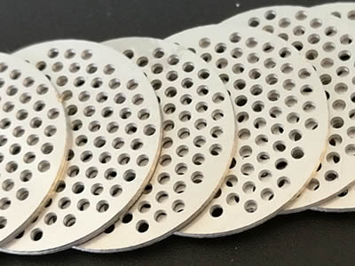 Il y a huit disques perforés de filtre avec les trous ronds.