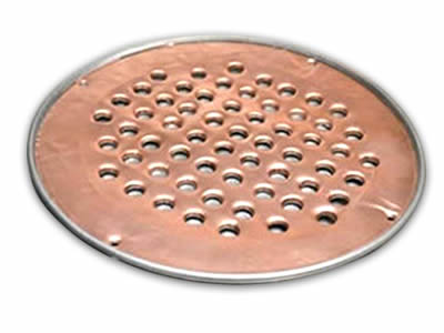 Il y a un disque perforé de cuivre de filtre avec les trous ronds.