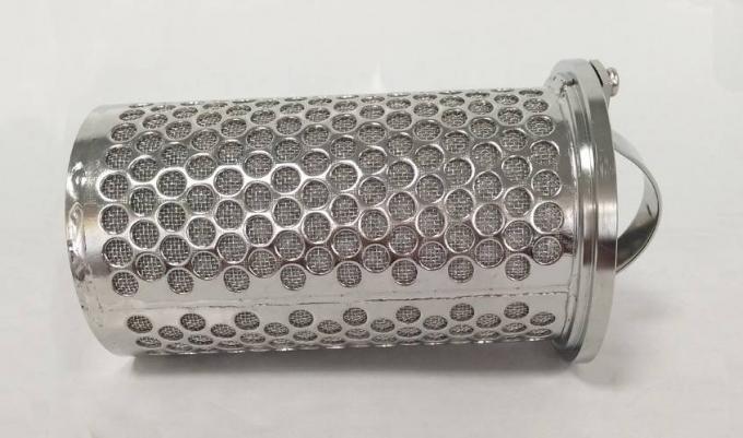 Un panier de filtre aggloméré par métal perforé se trouve sur le fond gris.